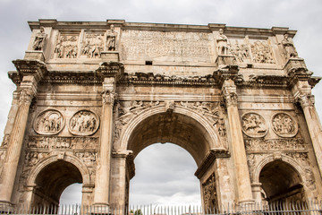Fototapeta na wymiar Coliseum and Arch of Constantine, the great beauty of Rome