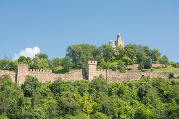 Fototapeta na wymiar walls and church of Castle of Veliko Tarnovo (Bulgaria)