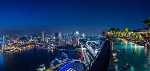 Foto op Plexiglas Infinity Pool and Singapore skyscrapers at night © hit1912