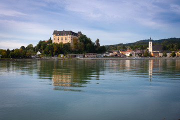 Fototapeta na wymiar Greinburg mit Donauspiegelung