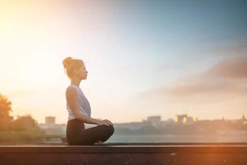 Foto op Plexiglas Meisje beoefent yoga vroeg in de ochtend op de pier © grthirteen