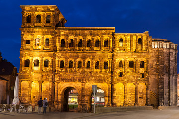 Fototapeta premium Porta Nigra in Trier at night