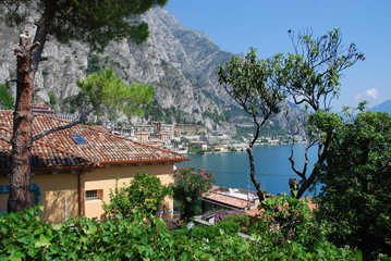Naklejka premium Limone sul Garda - italienische Gemeinde am Westufer des Gardasees in der Provinz Brescia in der Lombardei 