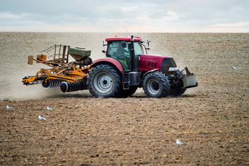 Obraz premium jolie panorama avec un agriculteur au travail dans les champs