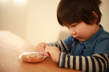 ドーナツを開封する男の子