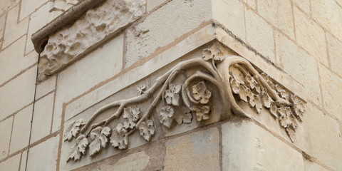 Sculpture à l'angle d'une rue