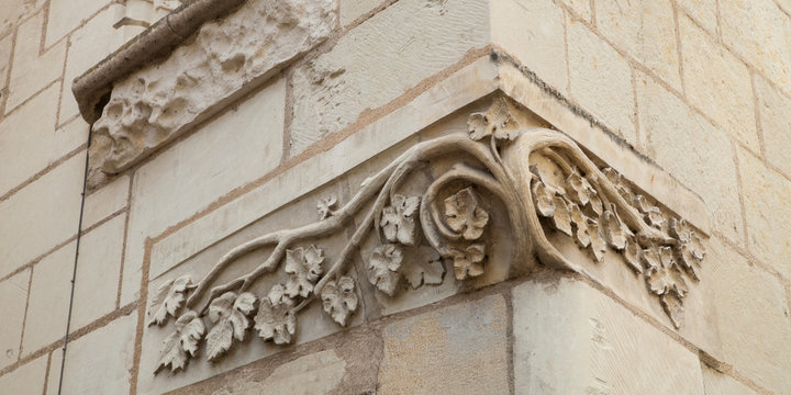 Sculpture &agrave; l'angle d'une rue