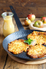 Kartoffelpuffer mit Apfelmus