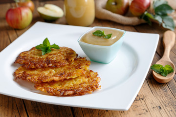 Rösti mit Apfelmus