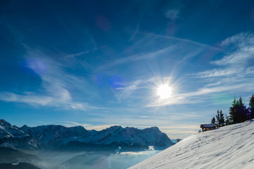 Sonnenschein &uuml;ber Berghang Wank Alpen