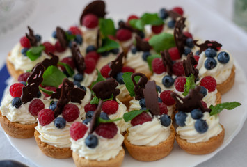 tartlets with quark filling and berries