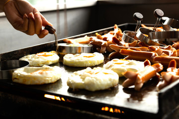 Make breakfast for eating on holiday