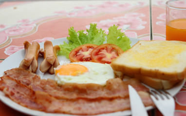 Make breakfast for eating on holiday