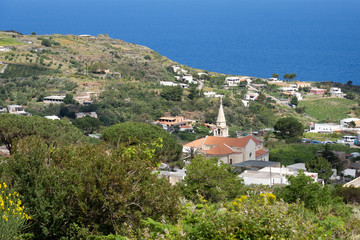 Fototapeta na wymiar Village de Malfa, Salina, îles Éoliennes, Sicile