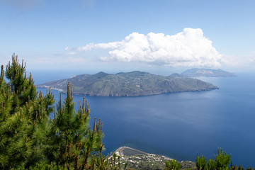 Fototapeta na wymiar Vue sur Lipari depuis Salina, Îles Éoliennes, Sicile