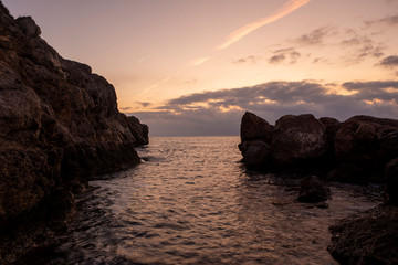 Obraz na płótnie Canvas Sunrise between rocks and the Oropesa Sea