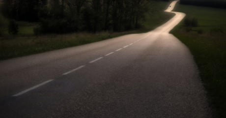 Lange Landstraße mit Kurven Panorama Effektbeleuchtung