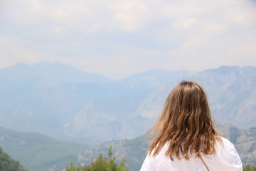 Fototapeta premium Mädchen schaut ins Taurusgebirge