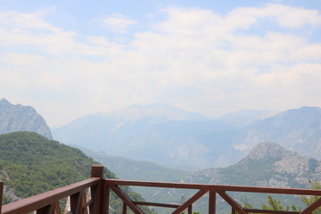 Fototapeta na wymiar Ausblick ins Taurusgebirge von Aussichtsplattform an Seilbahn in Antalya