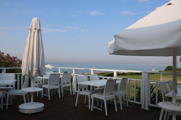 Strandbar mit Blick auf das Meer
