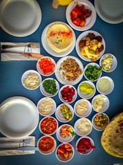 Sch&uuml;sseln voll Essen, reich gedeckter Tisch