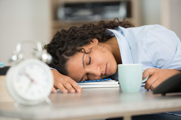 businesswoman sleeping in the offices desk - obrazy, fototapety, plakaty