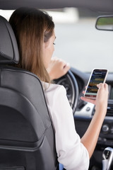 woman using smartphone while driving