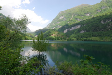 Fototapeta na wymiar Tennosee - Lago di Tenno – beliebtes Ausflugsziel oberhalb des nördlichen Gardasees in der Region Trentino im Norden Italiens