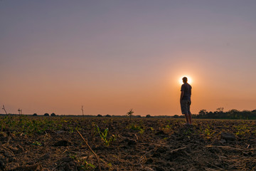 Fototapeta premium Hombre Mirando el Atardecer