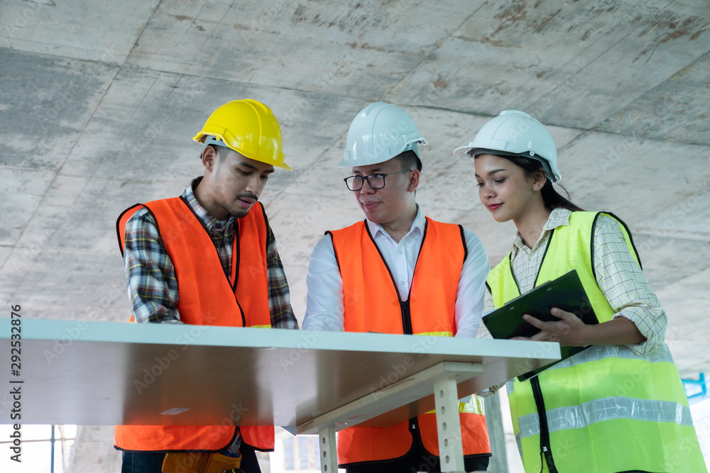 Wall mural engineers are discussing at building site