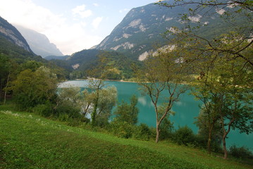 Tennosee - Lago di Tenno – beliebtes Ausflugsziel  oberhalb des nördlichen Gardasees in der Region Trentino im Norden Italiens