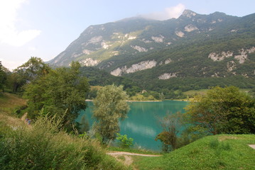 Tennosee - Lago di Tenno – beliebtes Ausflugsziel  oberhalb des nördlichen Gardasees in der Region Trentino im Norden Italiens