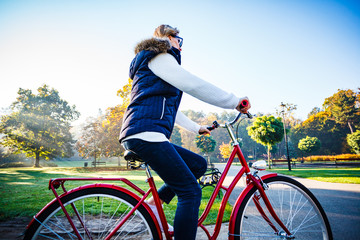 Obraz premium Urban biking - woman riding bike in city park