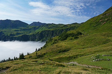 Fototapeta na wymiar Bergidylle der österreichischen Alpen über dem Nebelmeer