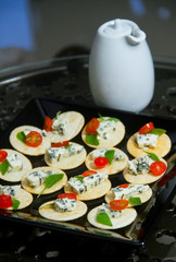 Bursquetta com queijo gorgonzola e tomate
