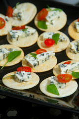 Bursquetta com queijo gorgonzola e tomate
