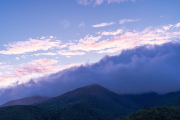 Obraz premium 山にかかる雲