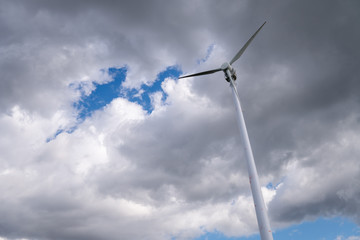 Windkraftwerk  mit wolkigem Hintergrund alleine