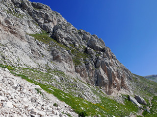 meraviglioso paesaggio dolomitico, tra rocce e verdi vallate