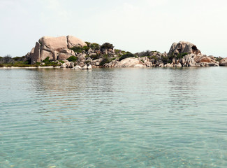 vista malinconica dell'isola de la maddalena in una giornata luminosa