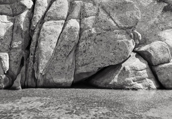 monocromatica vista della bella isola de La Maddalena in Sardegna, tra scogli e mare