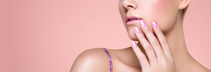 Poster Schoonheidsvrouw met perfecte make-up en manicure. Roze lippen en nagels. Schoonheid meisjes gezicht geïsoleerd op lichte achtergrond. Mode foto © Oleg Gekman