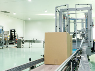 Crate conveyor from crate forming machine