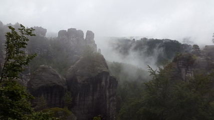 Sächsische Schweiz Felsen im Nebel