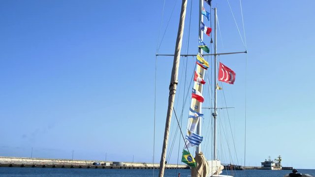 2019-09-27, Santa Cruz, Spanien. Flaggen, gesetzt von einer Segelyacht im Hafen von Santa Cruz auf Teneriffa wehen im Wind.