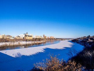 Obraz premium Saskatoon's skyine on a cold winter day.