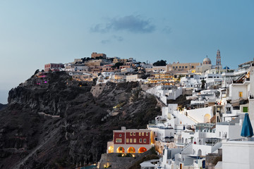 Weiter Blick im Abendlicht auf die Häuser von Fira, sie sind in malerischer Lage am weiten Kraterrand angeordnet - Location: Griechenland, Kykladen, Santorini (Santorin, Thira) © Ralf Lehmann