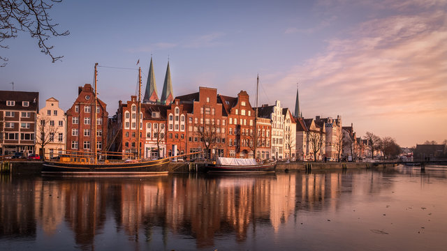 Promenade an der Trave der Hansestadt L&uuml;beck mit Booten 