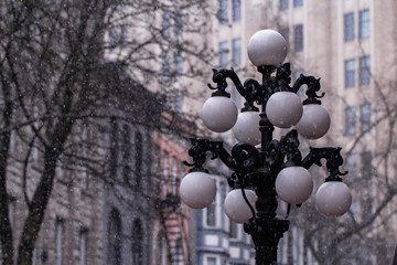 Fototapeta na wymiar Lamp post in the snow downtown