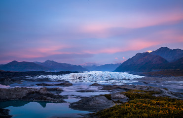 Fototapeta na wymiar Autumn sunset pink and purple above the Matanuska Glacier in Alaska.